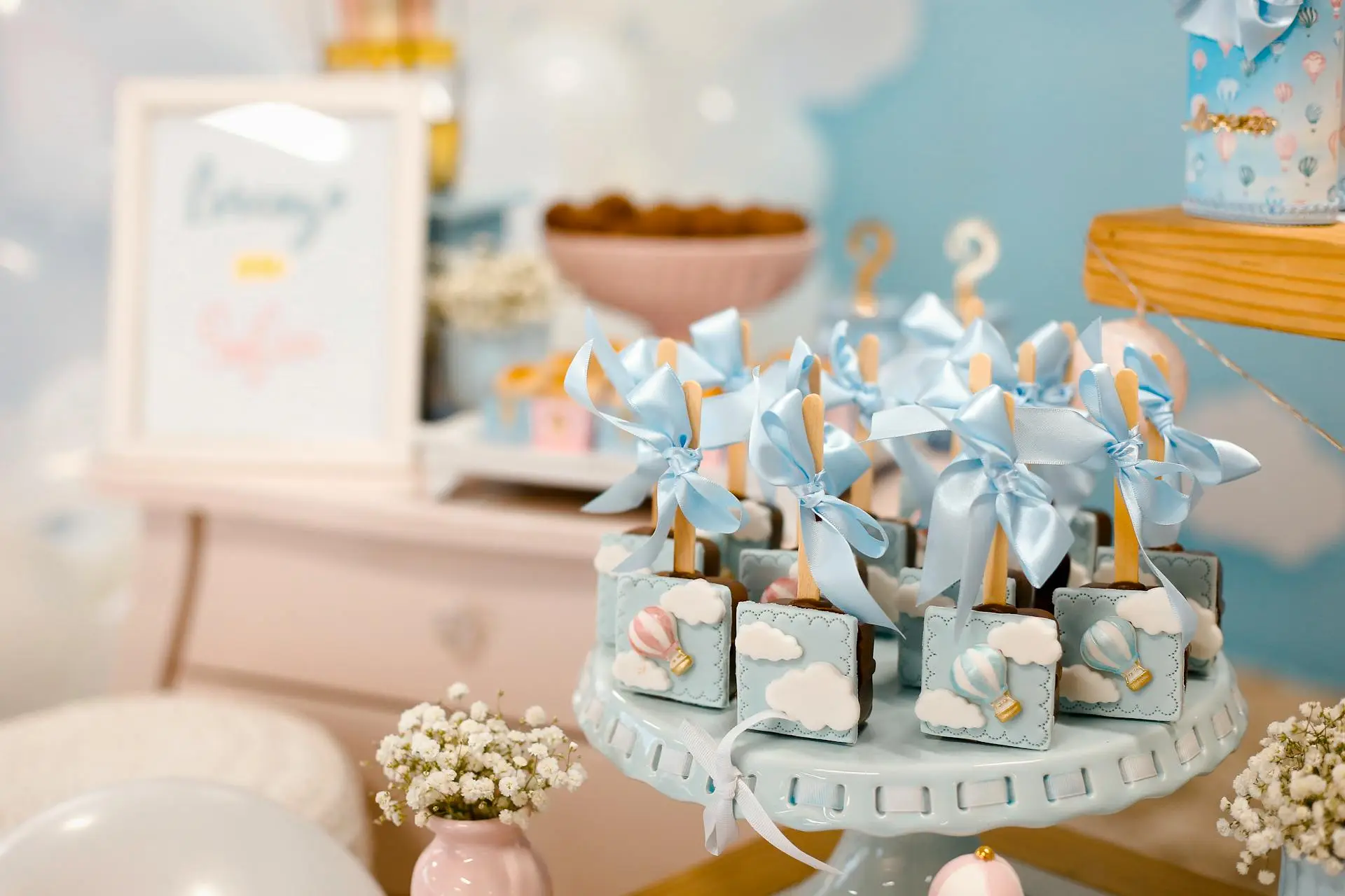 Erkek bebek baby shower fikirleri: tema, dekorasyon ve davetiyeler